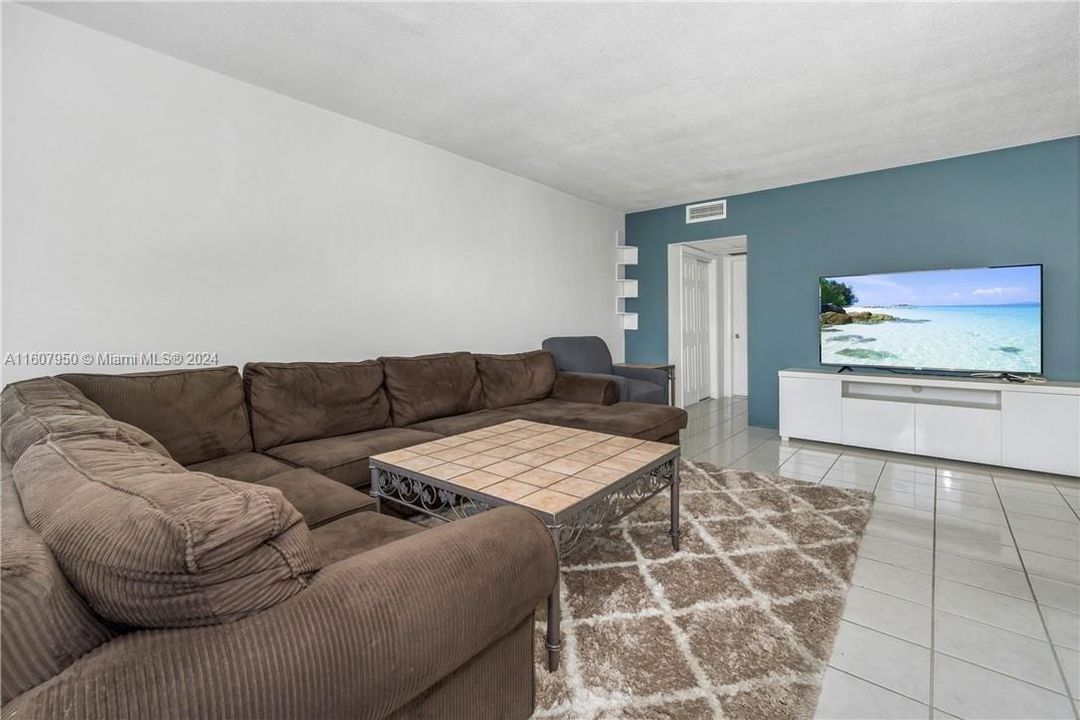 Active With Contract: $1,700 (1 beds, 1 baths, 640 Square Feet)