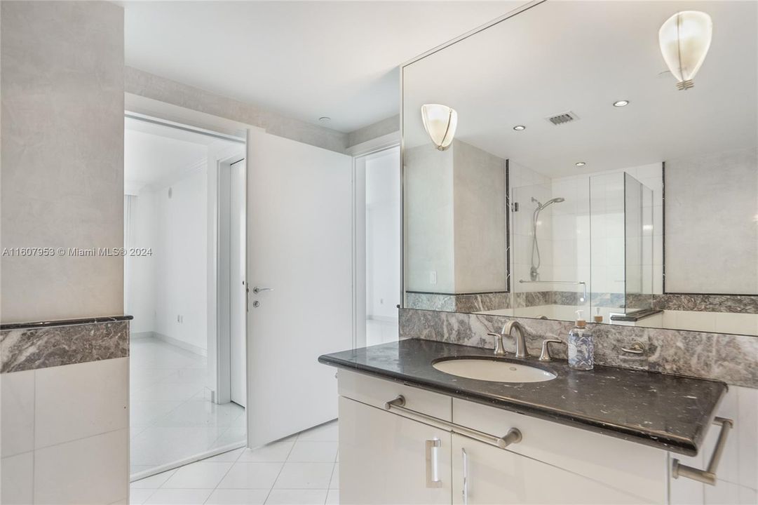 For Sale: $825,000 (1 beds, 1 baths, 779 Square Feet)