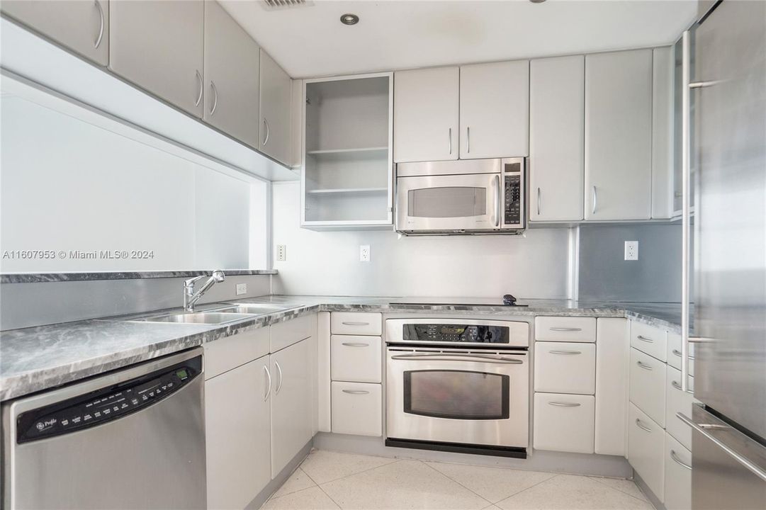 For Sale: $825,000 (1 beds, 1 baths, 779 Square Feet)