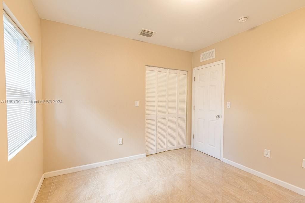 For Rent: $4,000 (2 beds, 1 baths, 949 Square Feet)