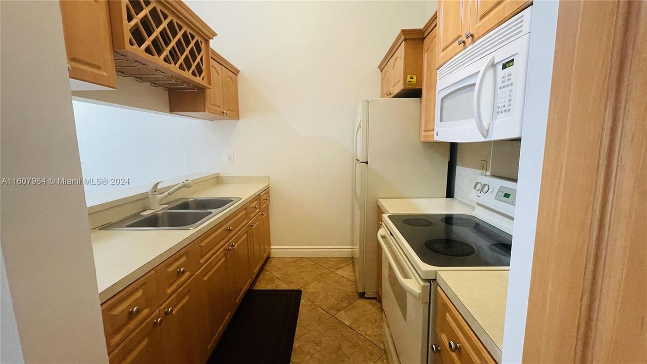 For Rent: $2,275 (2 beds, 2 baths, 900 Square Feet)