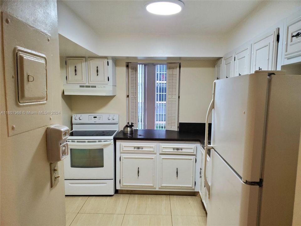 Active With Contract: $2,000 (2 beds, 1 baths, 924 Square Feet)