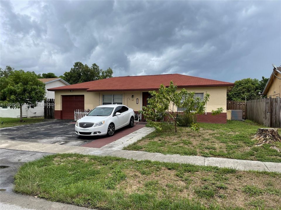 For Sale: $495,000 (4 beds, 2 baths, 884 Square Feet)