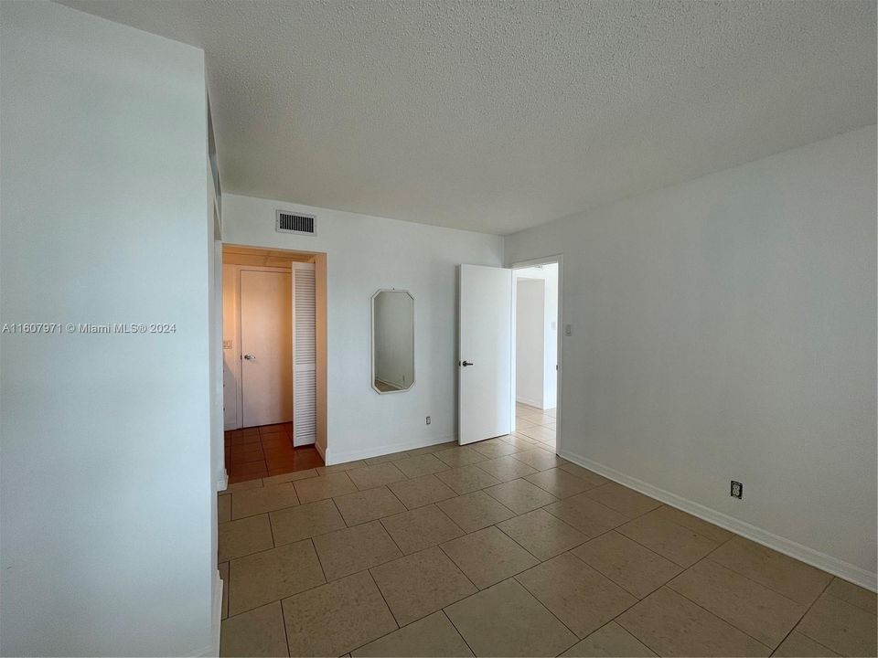 For Sale: $119,900 (1 beds, 1 baths, 739 Square Feet)