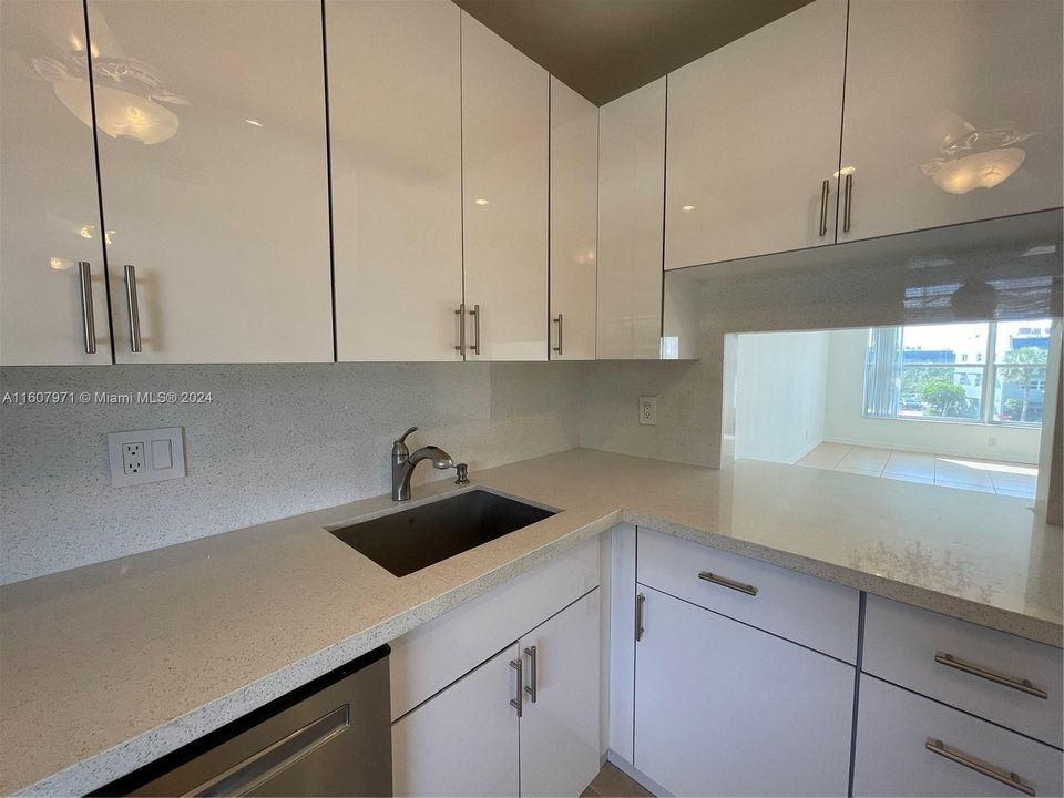 For Sale: $119,900 (1 beds, 1 baths, 739 Square Feet)