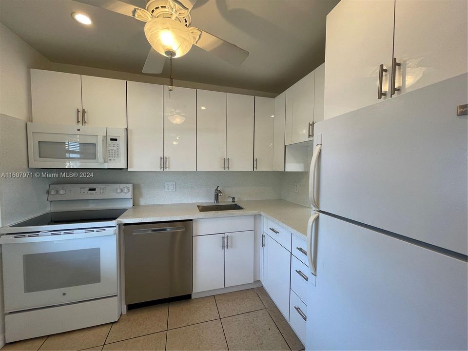 For Sale: $119,900 (1 beds, 1 baths, 739 Square Feet)