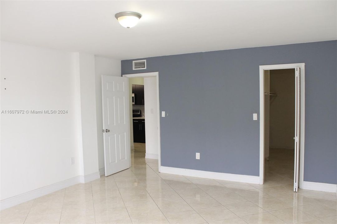 For Sale: $249,000 (1 beds, 1 baths, 870 Square Feet)