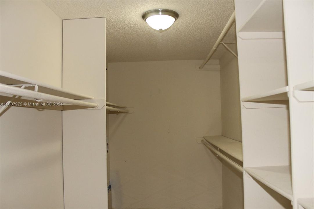 For Sale: $249,000 (1 beds, 1 baths, 870 Square Feet)