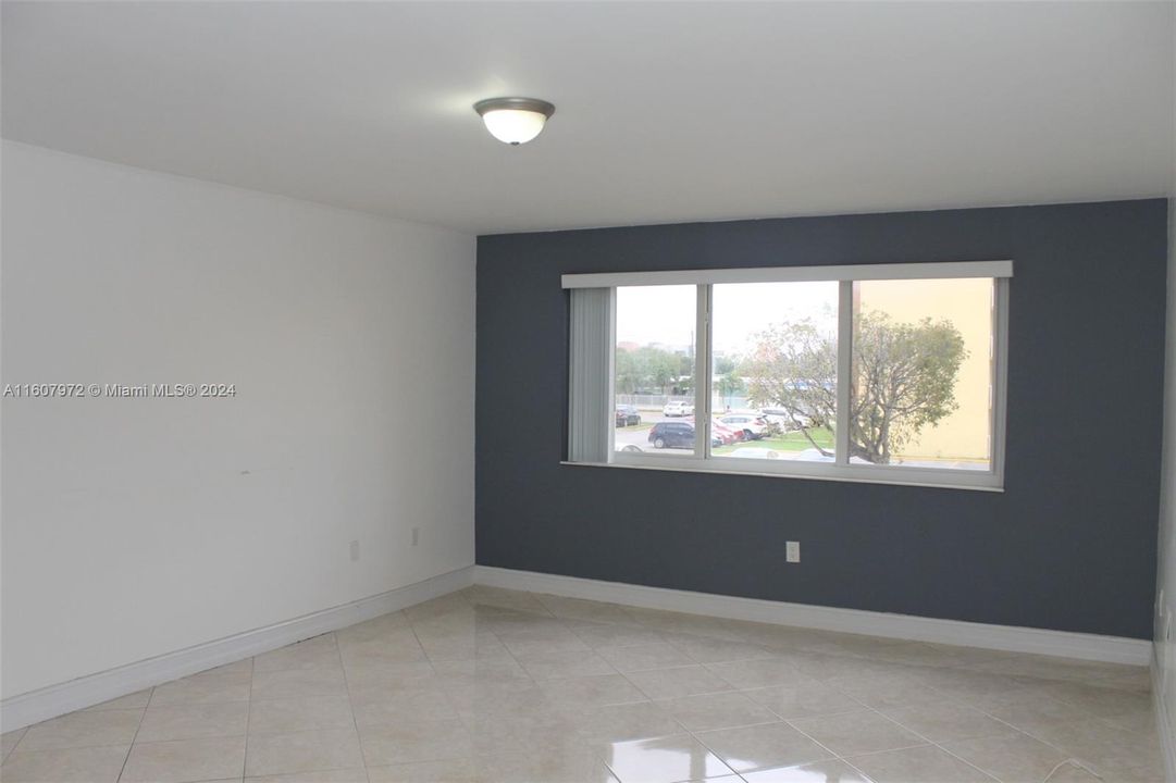 For Sale: $249,000 (1 beds, 1 baths, 870 Square Feet)