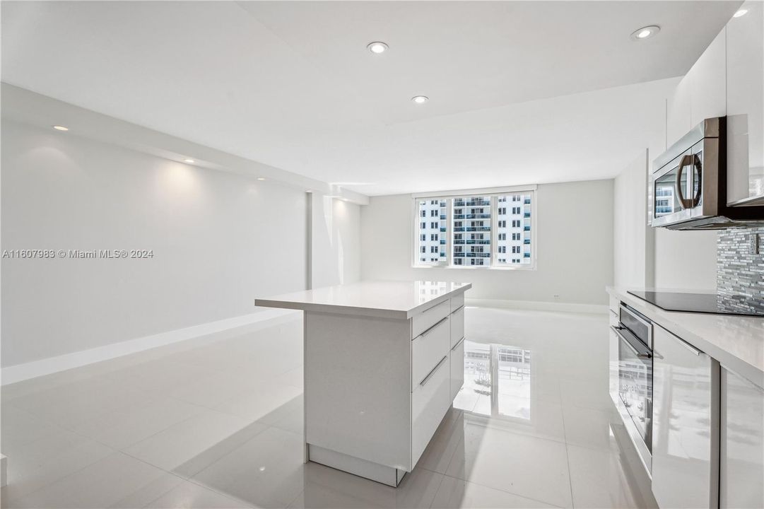 For Sale: $1,050,000 (1 beds, 1 baths, 760 Square Feet)