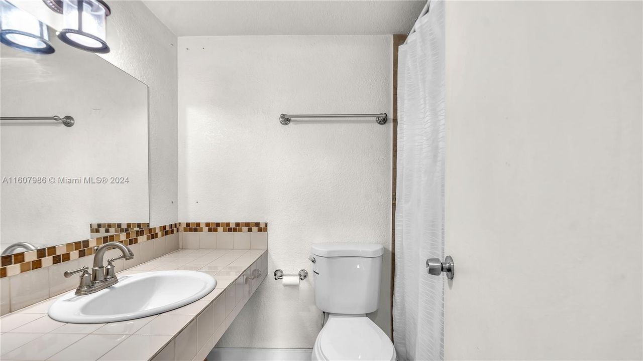 For Sale: $239,000 (2 beds, 2 baths, 875 Square Feet)