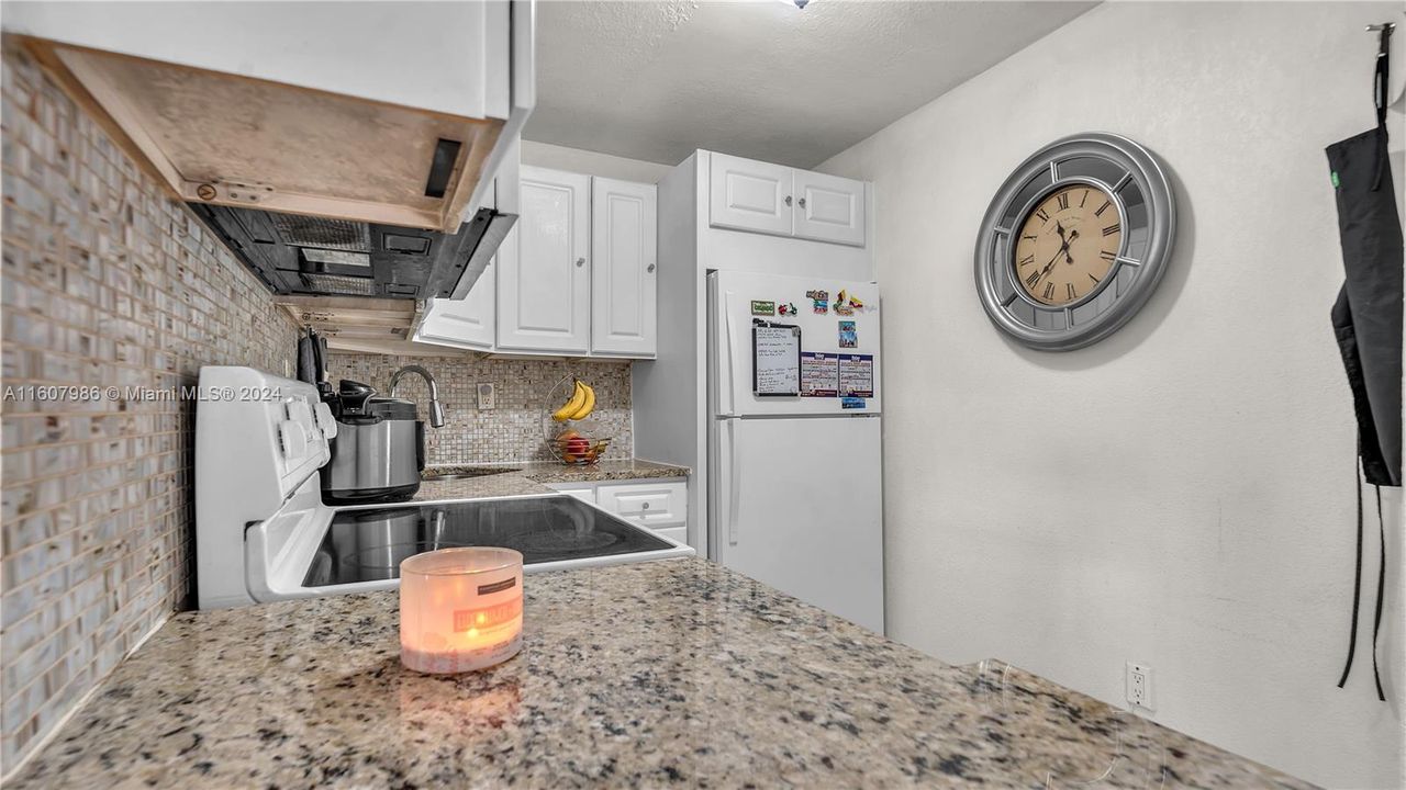 For Sale: $239,000 (2 beds, 2 baths, 875 Square Feet)