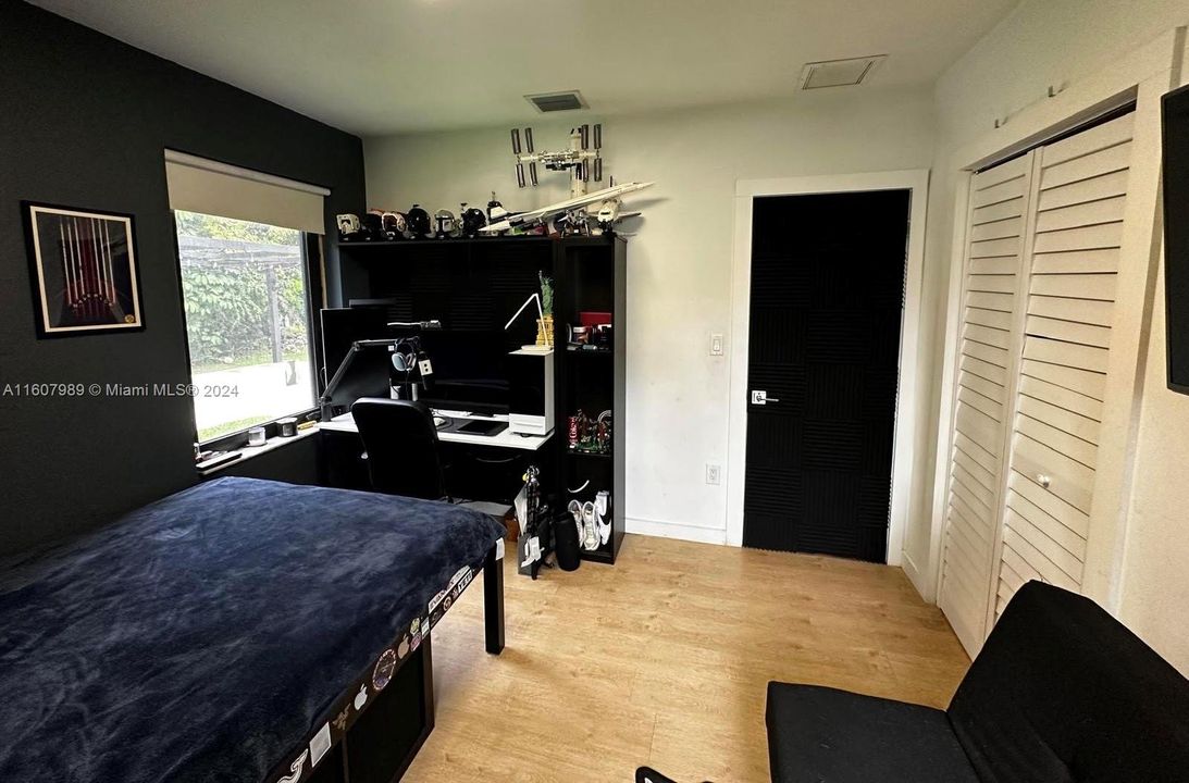 For Sale: $1,150,000 (2 beds, 1 baths, 1114 Square Feet)