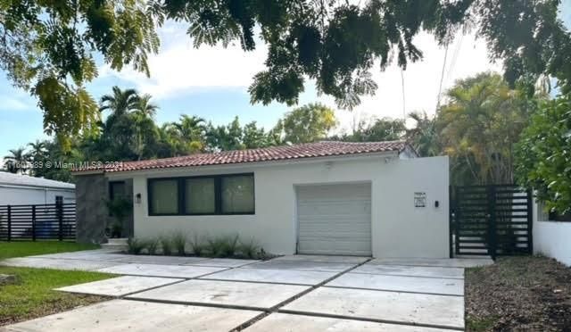 For Sale: $1,095,000 (2 beds, 1 baths, 1114 Square Feet)