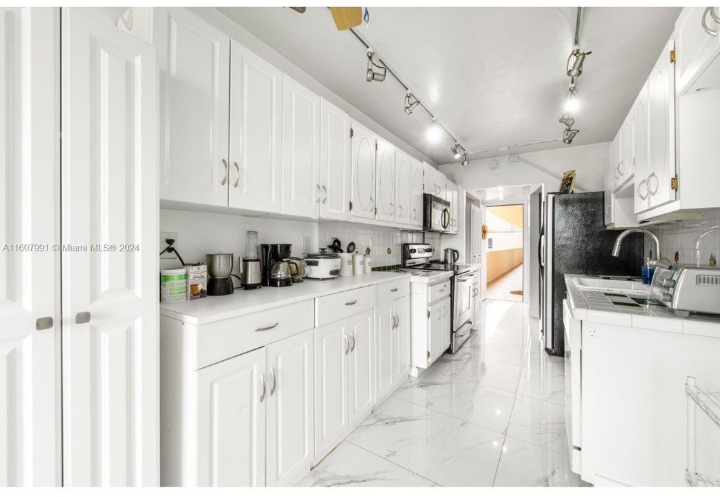 For Sale: $279,000 (2 beds, 2 baths, 1633 Square Feet)