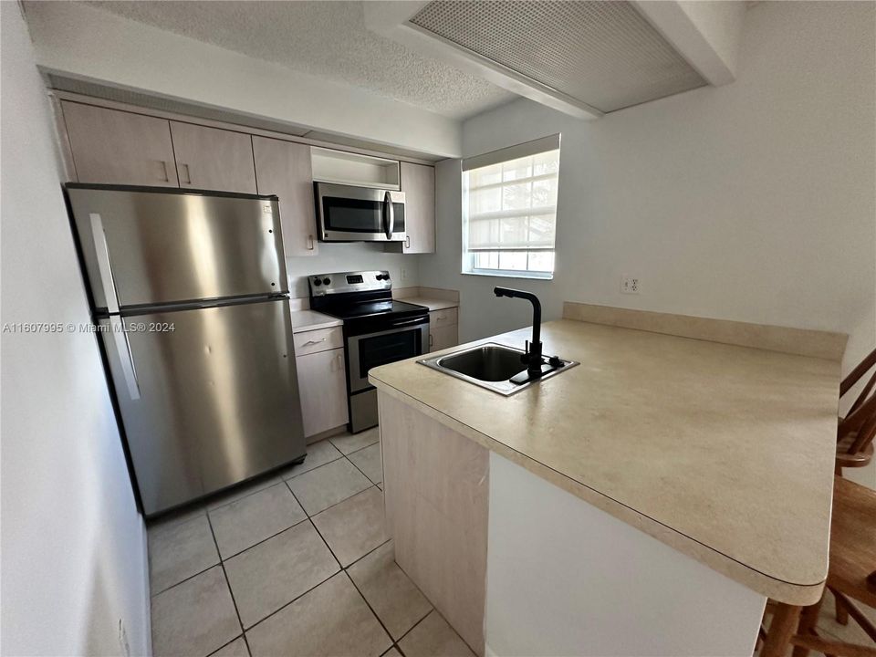 For Sale: $205,000 (1 beds, 1 baths, 830 Square Feet)