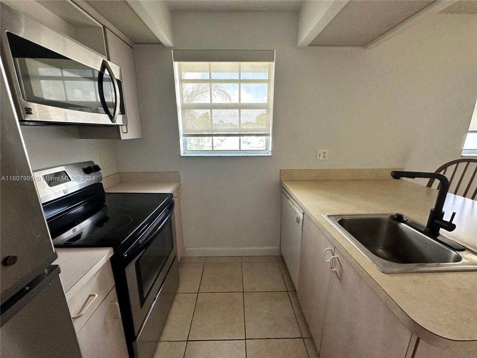 For Sale: $205,000 (1 beds, 1 baths, 830 Square Feet)