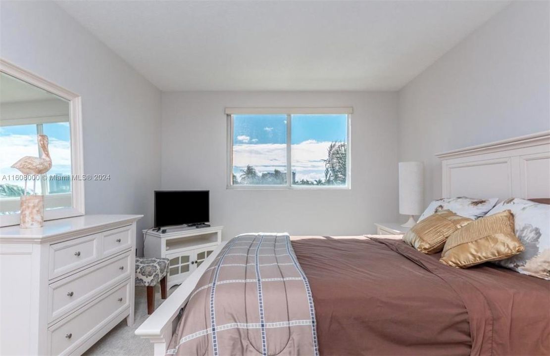 For Sale: $649,000 (2 beds, 2 baths, 1180 Square Feet)