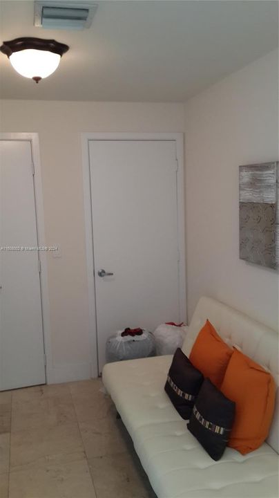 For Sale: $690,000 (1 beds, 1 baths, 943 Square Feet)