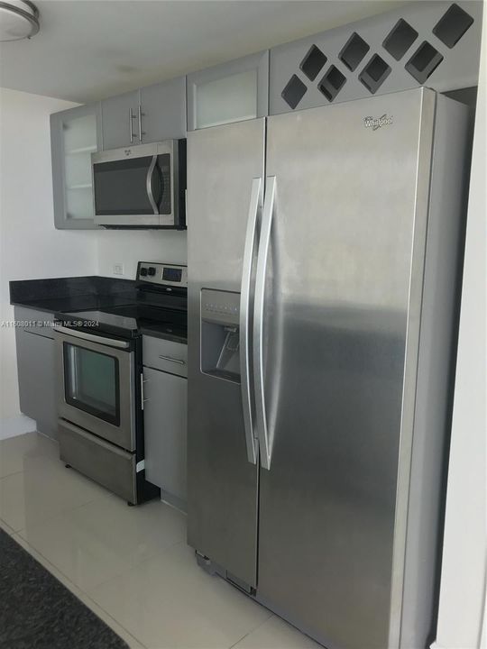 For Rent: $2,900 (2 beds, 2 baths, 948 Square Feet)