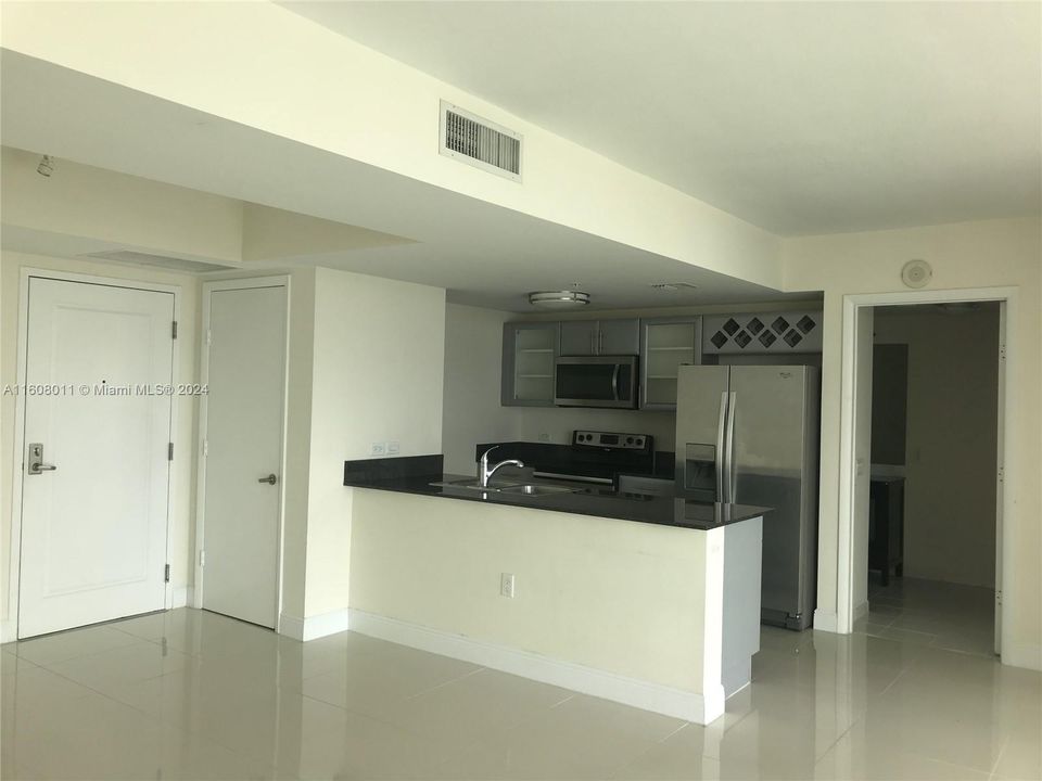 For Rent: $2,900 (2 beds, 2 baths, 948 Square Feet)