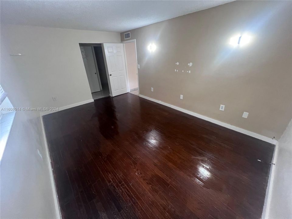 For Rent: $2,200 (2 beds, 2 baths, 983 Square Feet)