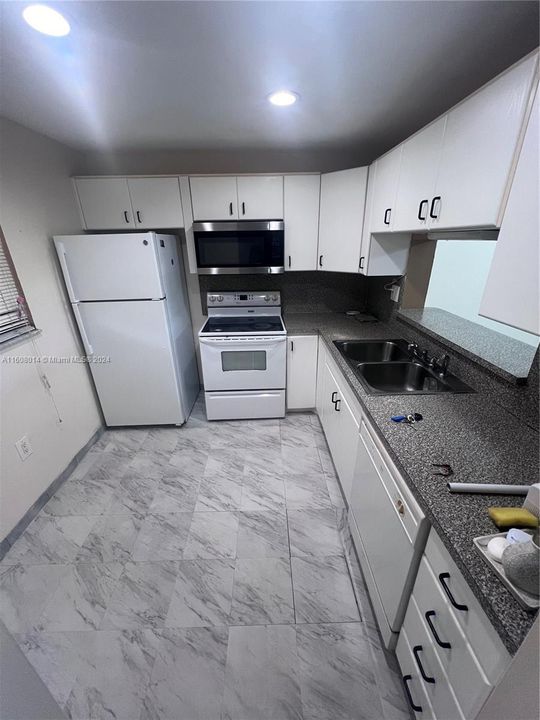 For Rent: $2,200 (2 beds, 2 baths, 983 Square Feet)
