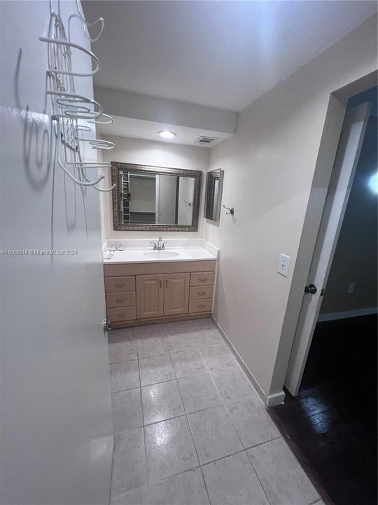 For Rent: $2,200 (2 beds, 2 baths, 983 Square Feet)