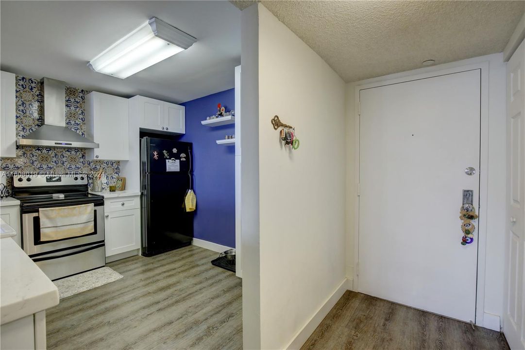 For Sale: $299,000 (1 beds, 1 baths, 918 Square Feet)