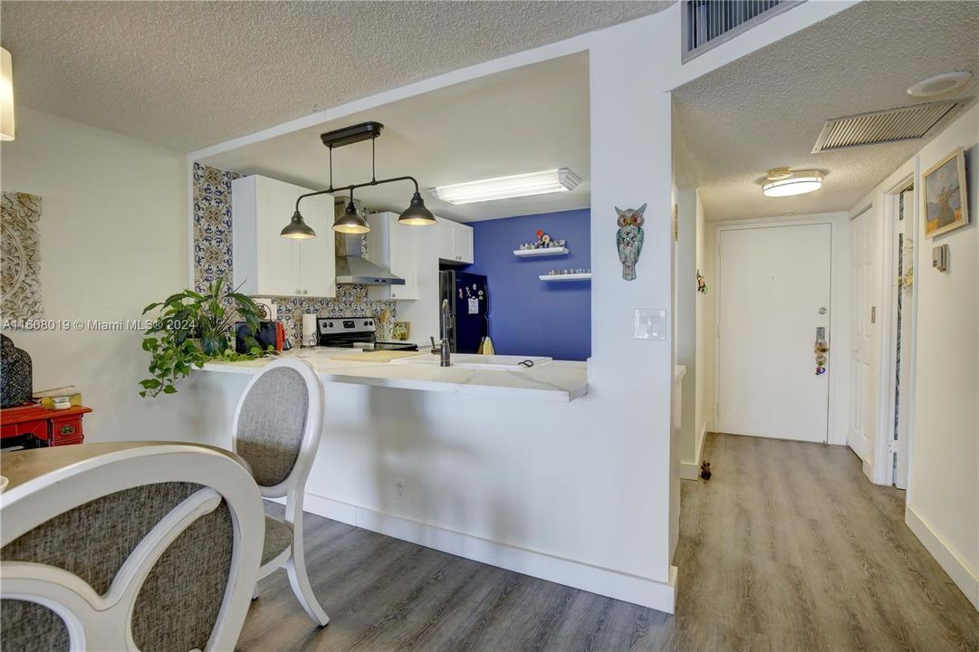 For Sale: $299,000 (1 beds, 1 baths, 918 Square Feet)