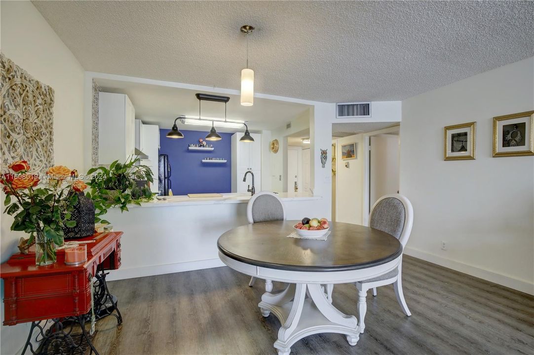 For Sale: $299,000 (1 beds, 1 baths, 918 Square Feet)