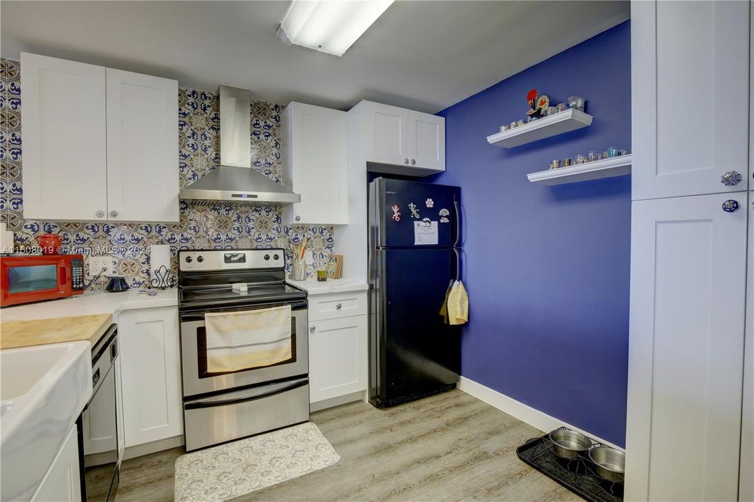 For Sale: $299,000 (1 beds, 1 baths, 918 Square Feet)