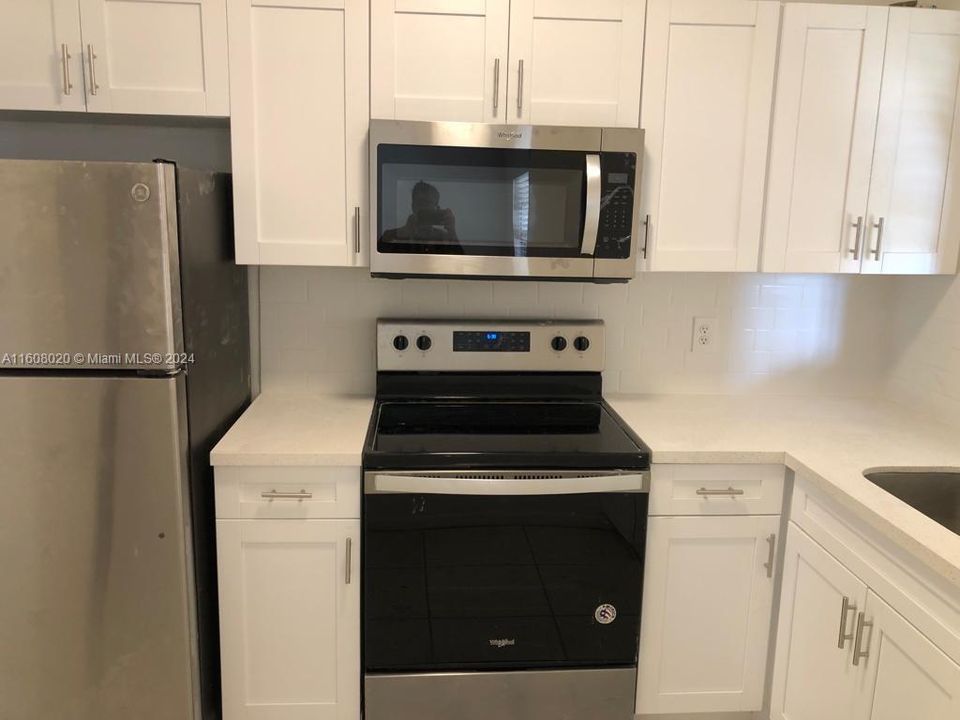 For Rent: $2,050 (2 beds, 1 baths, 870 Square Feet)