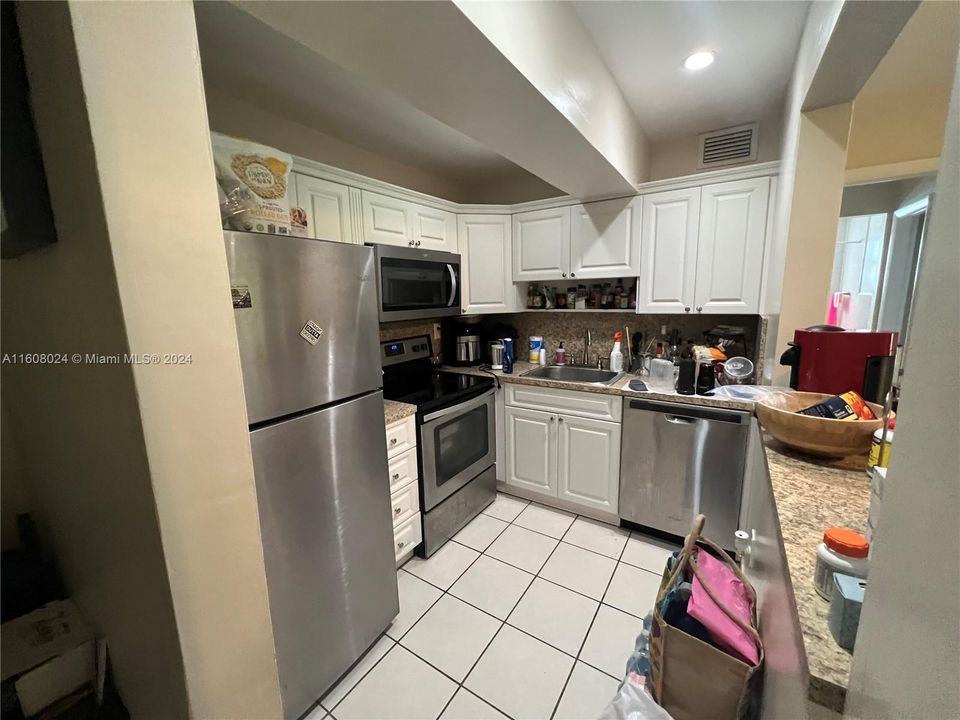 For Rent: $1,900 (1 beds, 1 baths, 886 Square Feet)