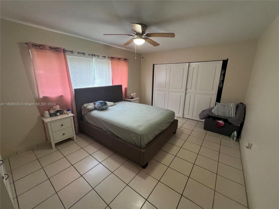 For Rent: $1,900 (1 beds, 1 baths, 886 Square Feet)