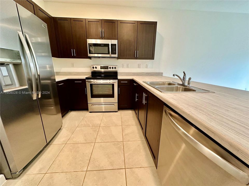 For Rent: $2,600 (3 beds, 2 baths, 1427 Square Feet)
