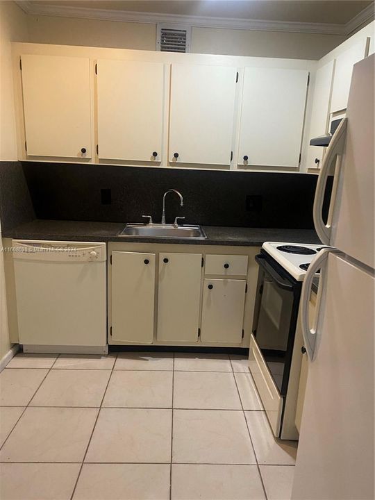 For Rent: $1,600 (2 beds, 1 baths, 954 Square Feet)