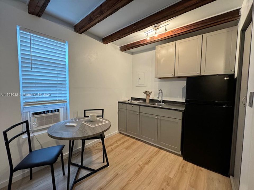 For Rent: $1,650 (1 beds, 1 baths, 352 Square Feet)