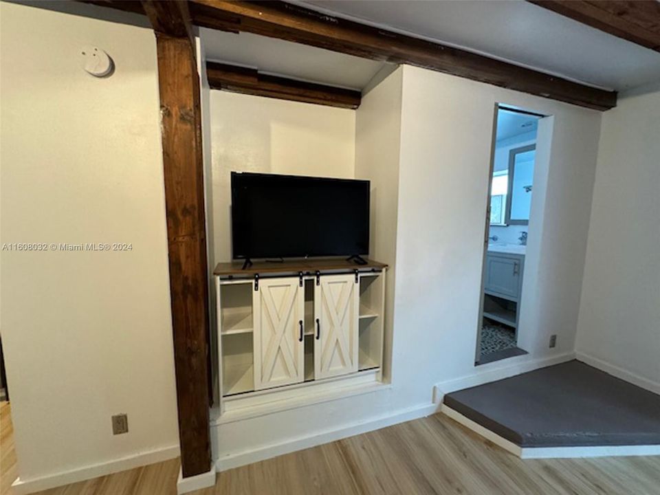 For Rent: $1,650 (1 beds, 1 baths, 352 Square Feet)