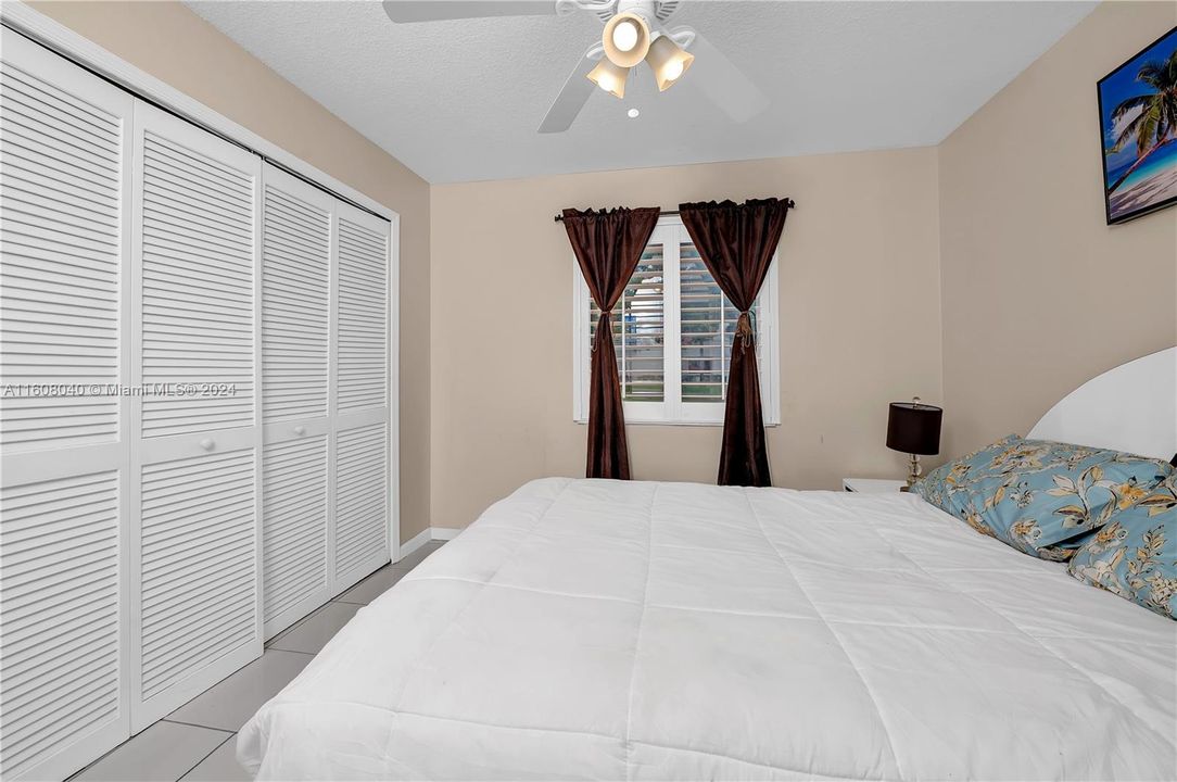 For Sale: $290,000 (2 beds, 2 baths, 996 Square Feet)