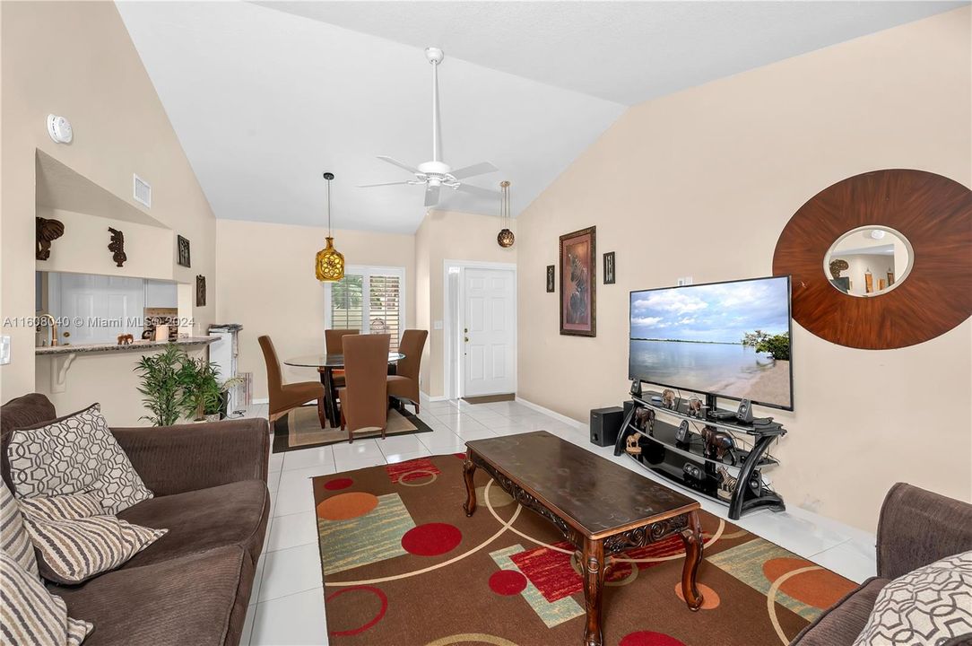 For Sale: $290,000 (2 beds, 2 baths, 996 Square Feet)