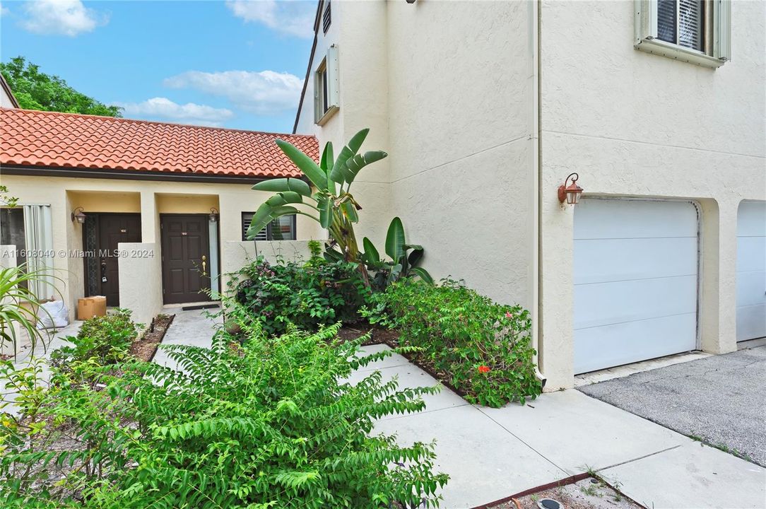 For Sale: $290,000 (2 beds, 2 baths, 996 Square Feet)