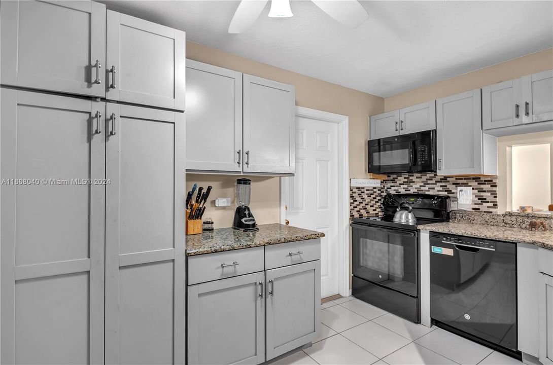 For Sale: $290,000 (2 beds, 2 baths, 996 Square Feet)