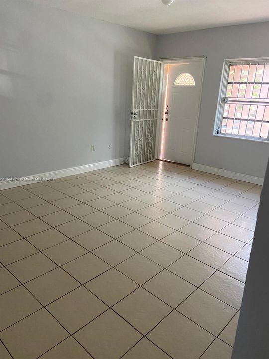 For Rent: $2,150 (2 beds, 1 baths, 725 Square Feet)