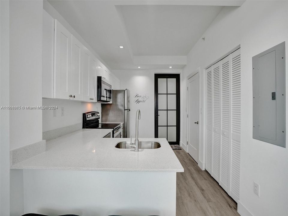 For Sale: $370,000 (1 beds, 1 baths, 436 Square Feet)