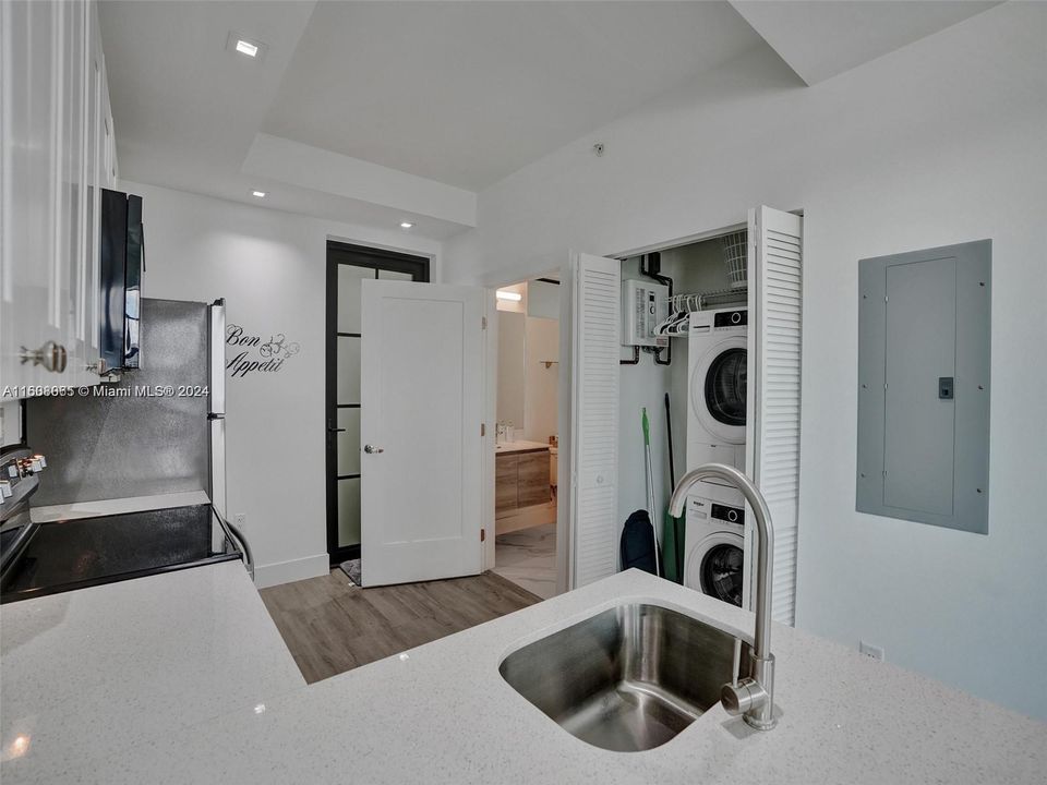 For Sale: $370,000 (1 beds, 1 baths, 436 Square Feet)