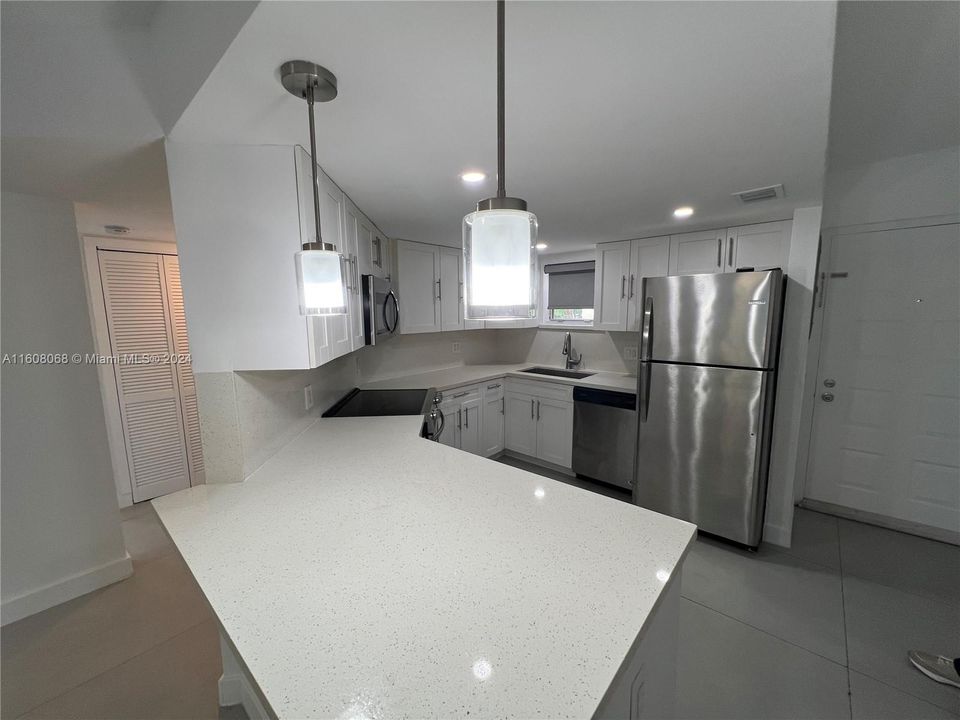 Active With Contract: $2,100 (1 beds, 1 baths, 810 Square Feet)