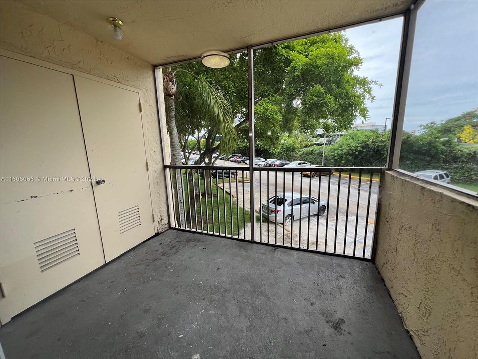 Active With Contract: $2,100 (1 beds, 1 baths, 810 Square Feet)