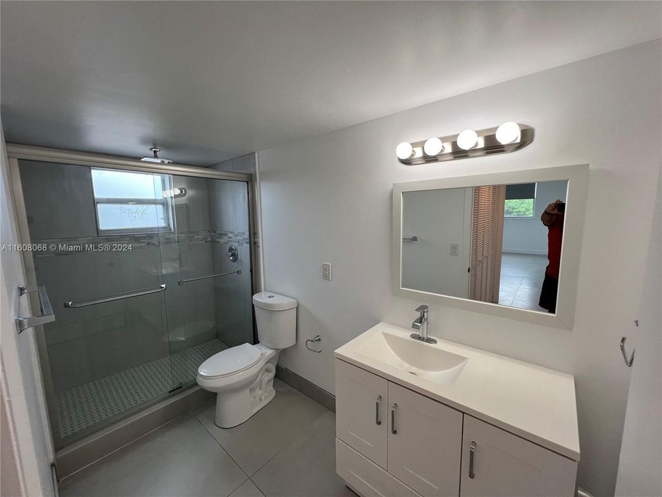 Active With Contract: $2,100 (1 beds, 1 baths, 810 Square Feet)