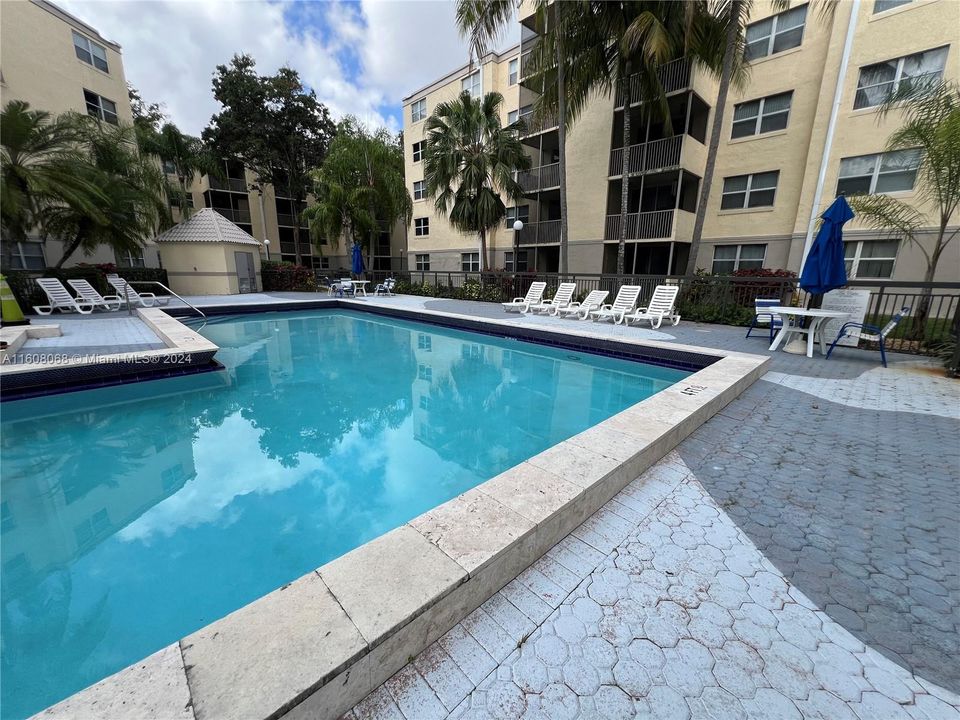 Active With Contract: $2,100 (1 beds, 1 baths, 810 Square Feet)